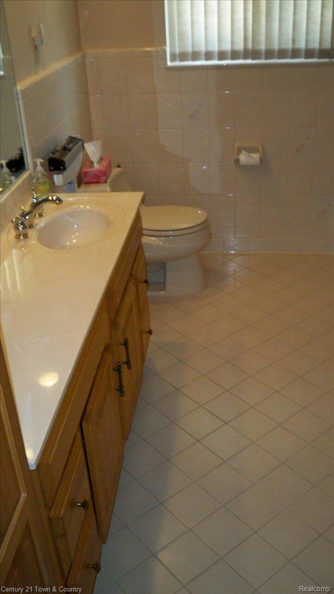 290 Booth Road Troy, MI 48085 - Photo 8 of 24 100_3287