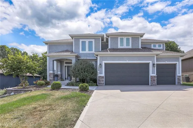 $600,000 | 1305 Northeast Goshen Drive, Lee's Summit, MO 64064