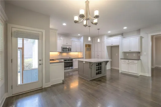 $600,000 | 1305 Northeast Goshen Drive, Lee's Summit, MO 64064