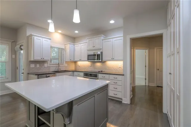 $600,000 | 1305 Northeast Goshen Drive, Lee's Summit, MO 64064