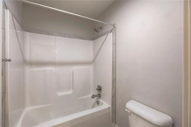 $600,000 | 1305 Northeast Goshen Drive, Lee's Summit, MO 64064