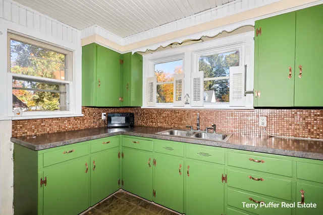 $179,900 | 216 Jefferson Street, Hart, MI 49420