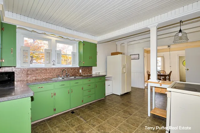 $179,900 | 216 Jefferson Street, Hart, MI 49420