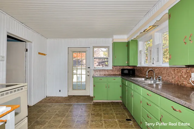 $179,900 | 216 Jefferson Street, Hart, MI 49420