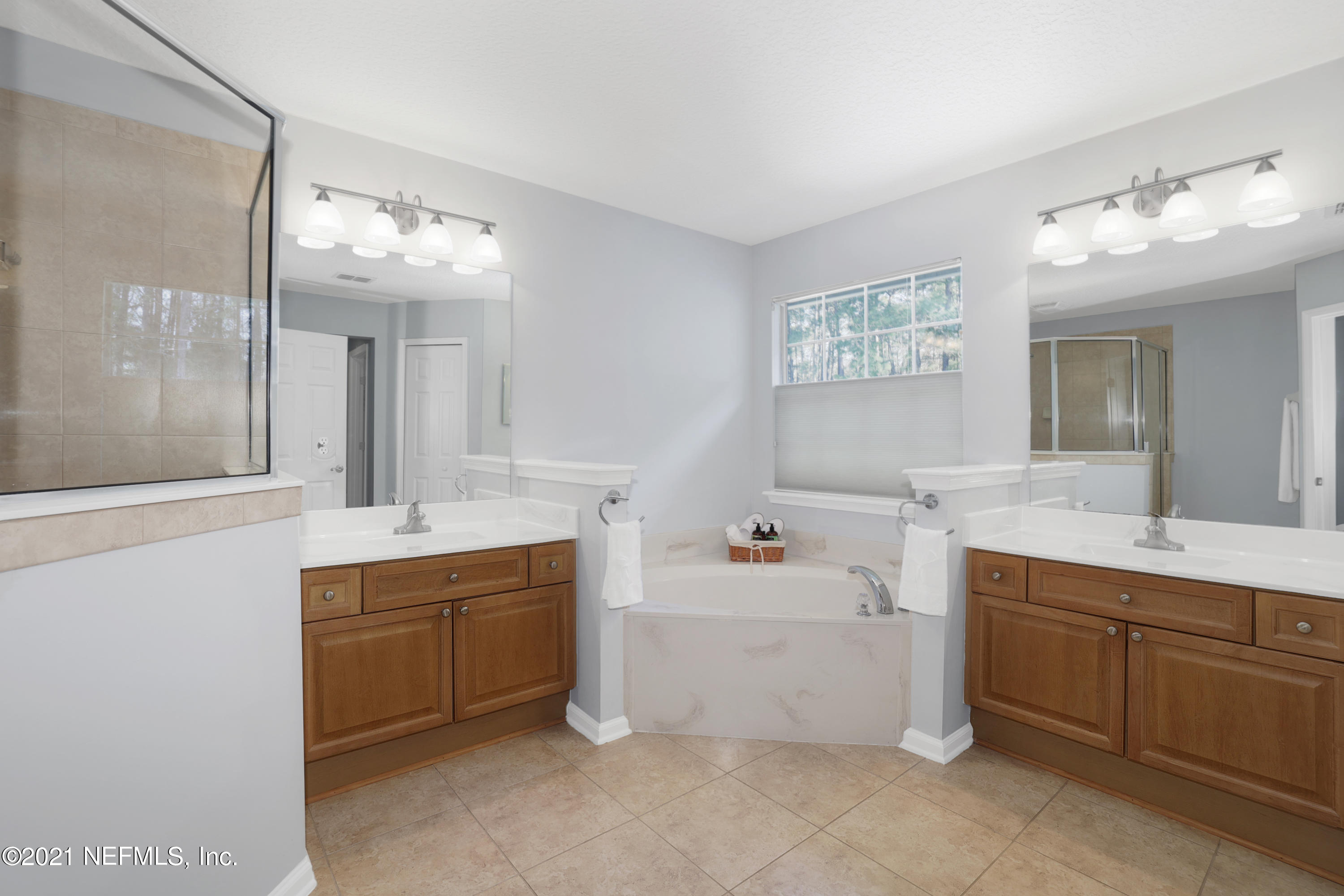6286 Battlegate Road Jacksonville, FL 32258 - Photo 18 of 32 Separate Vanities & Jetted Tub!