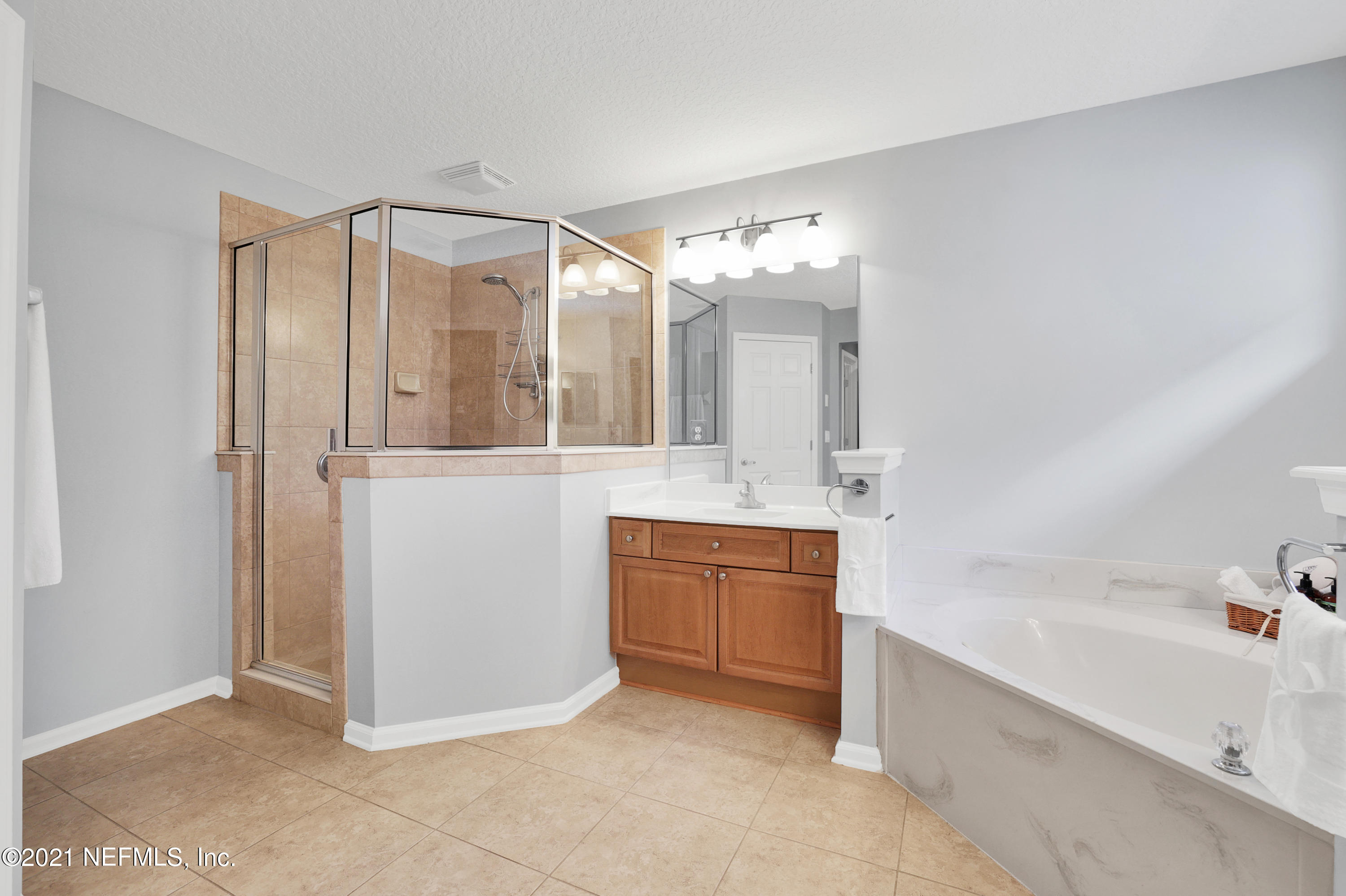 6286 Battlegate Road Jacksonville, FL 32258 - Photo 19 of 32 Separate Step-In Shower!