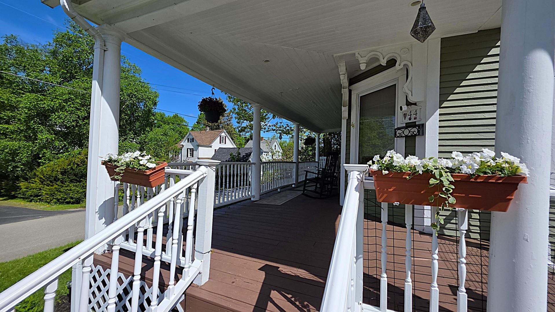 44 Taylor Street Newport, VT 05855 - Photo 2 of 37