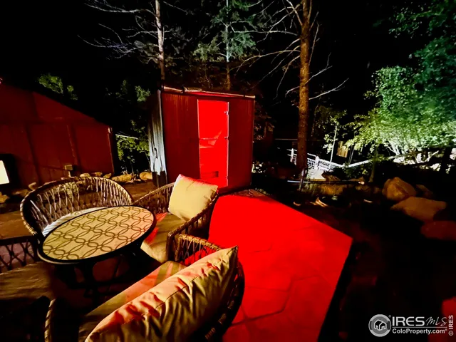 a view of sitting area with furniture