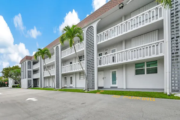 $2,700 | 400 Southeast 10th Street, Unit 105, Deerfield Beach, FL 33441
