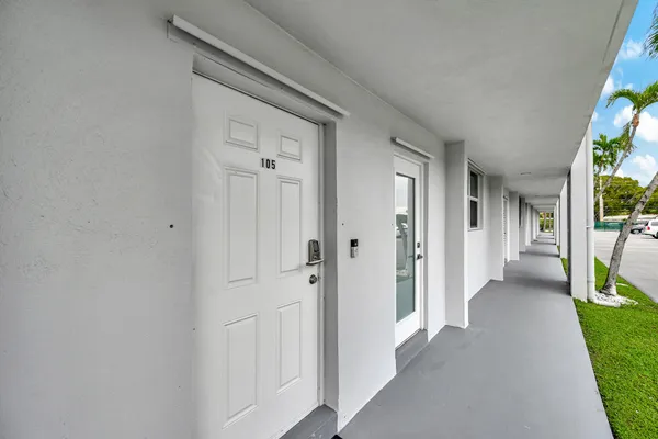$2,700 | 400 Southeast 10th Street, Unit 105, Deerfield Beach, FL 33441