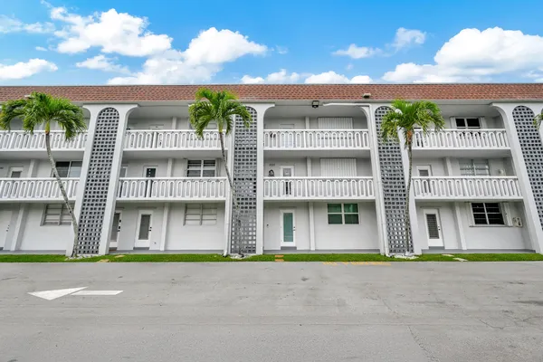 $2,700 | 400 Southeast 10th Street, Unit 105, Deerfield Beach, FL 33441