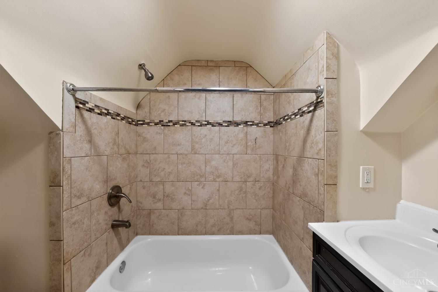 3022 North Bend Road Cincinnati, OH 45239 - Photo 19 of 27 Gallery Image 19