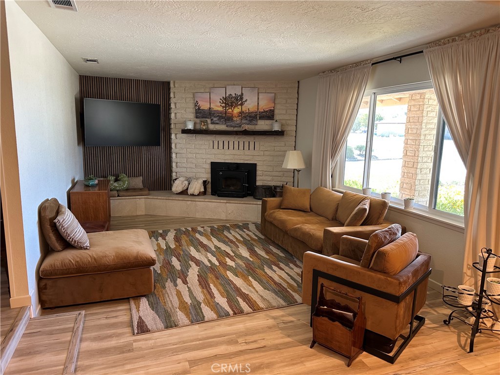 16230 St Timothy Road Apple Valley, CA 92307 - Photo 4 of 51 Living Room
