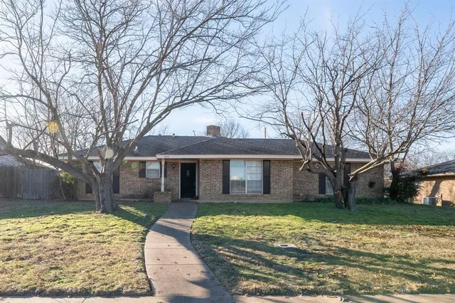 $1,850 | 309 Brookview Drive, DeSoto, TX 75115