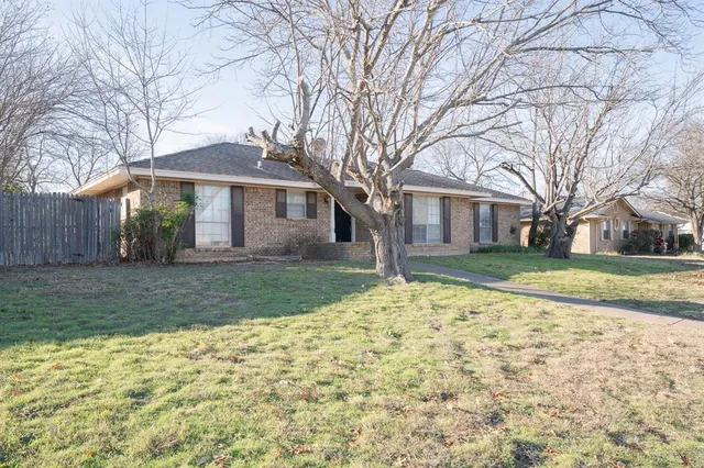 $1,850 | 309 Brookview Drive, DeSoto, TX 75115