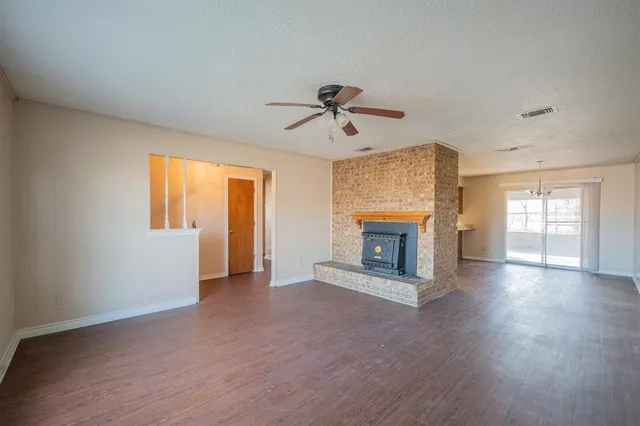 $1,850 | 309 Brookview Drive, DeSoto, TX 75115