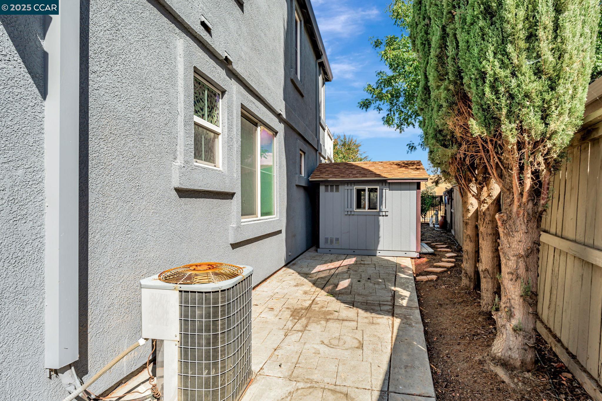 20640 Sarazen Place Patterson, CA 95363 - Photo 23 of 28 a view of a house with backyard and sitting area