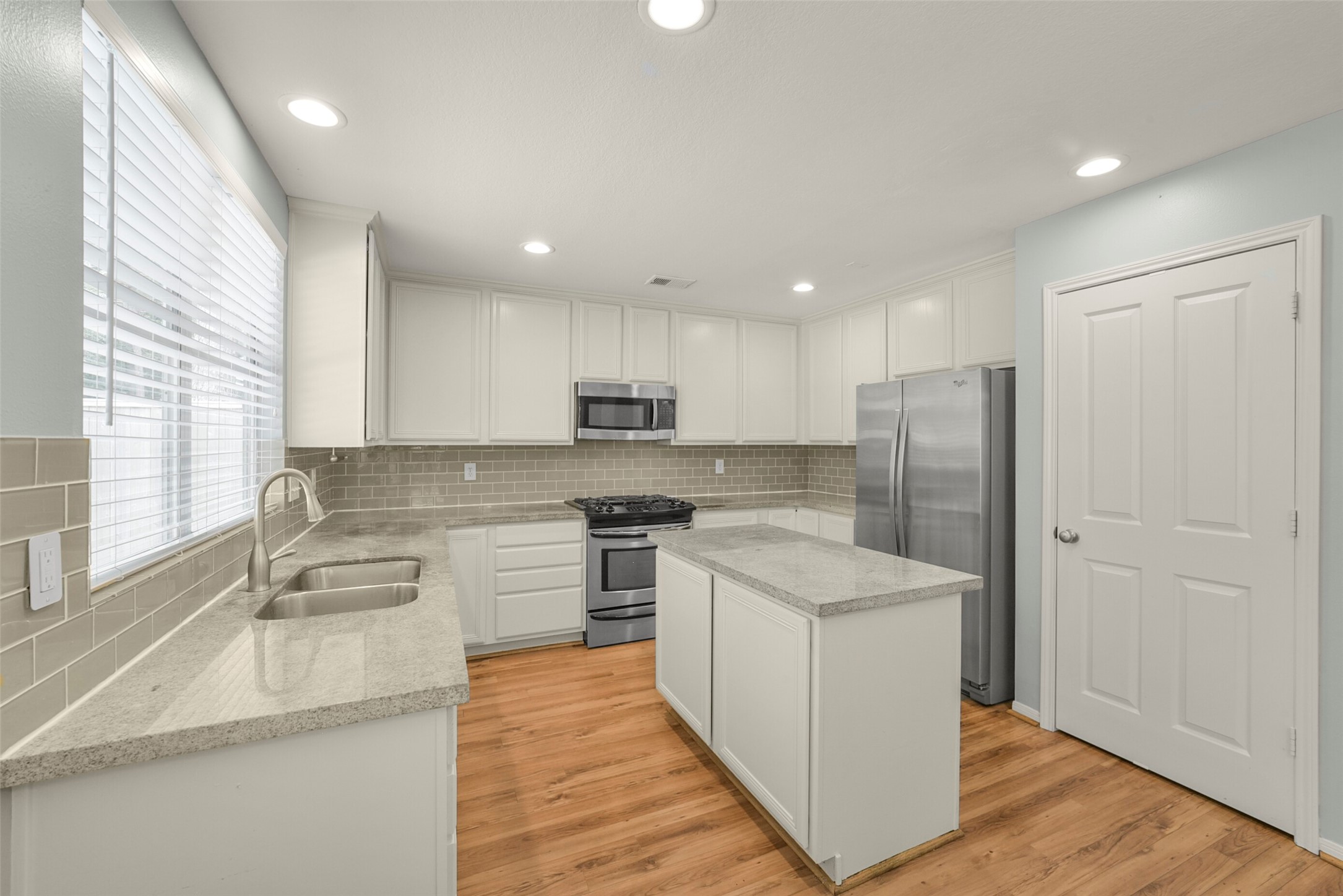 22 East New Avery Place Spring, TX 77382 - Photo 11 of 46 Kitchen with island.