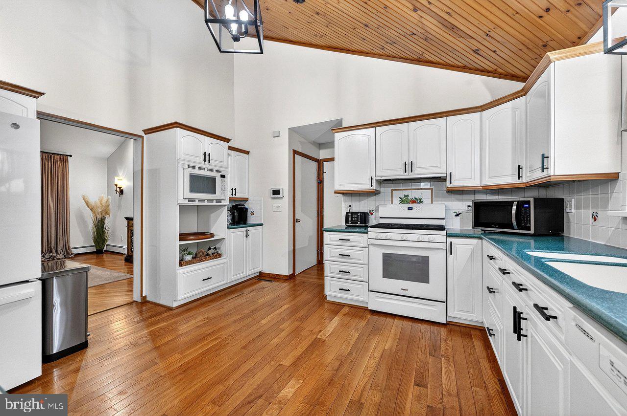 17 Azalea Way Hamilton, NJ 08690 - Photo 9 of 40