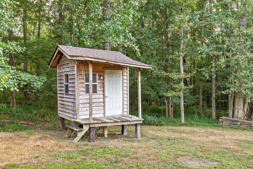 446 Brown Bridge Road Chatsworth, GA 30705 - Photo 31 of 77 a view of a house with backyard and a sitting area