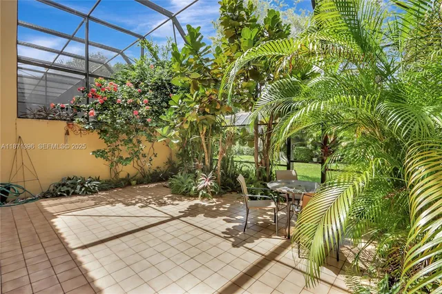 a view of a backyard