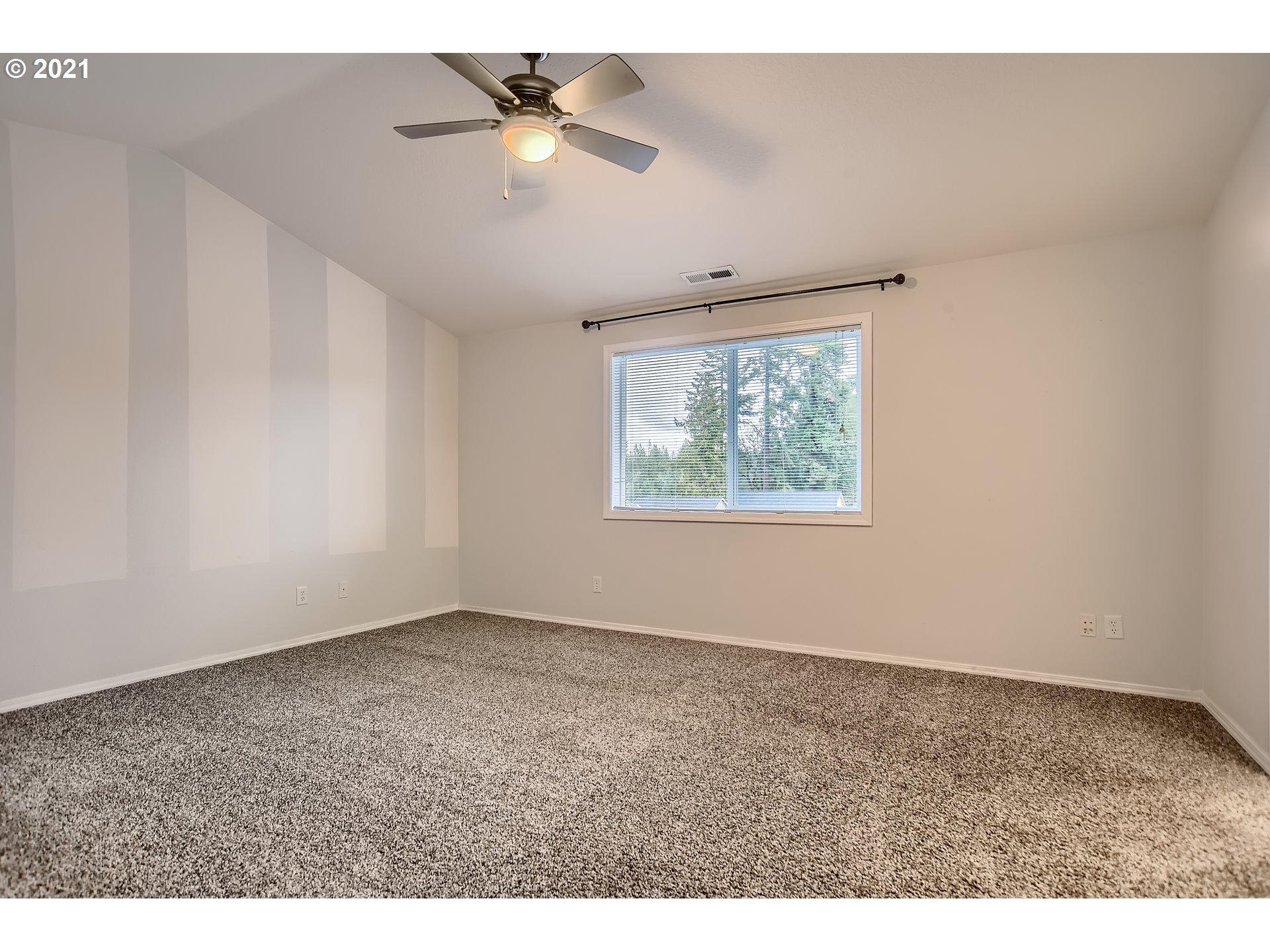 14540 Southeast Marci Way Clackamas, OR 97015 - Photo 18 of 32 a view of an empty room with a window