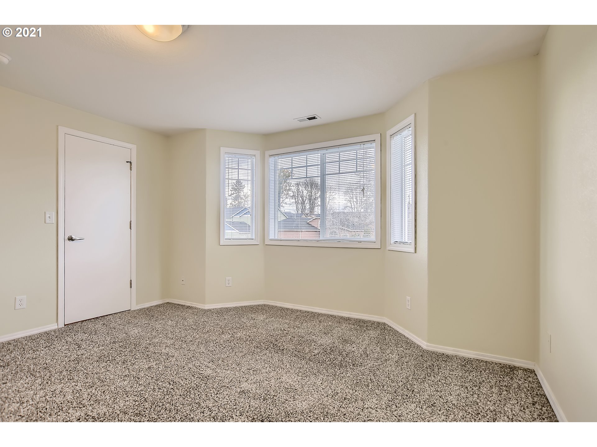 14540 Southeast Marci Way Clackamas, OR 97015 - Photo 25 of 32 an empty room with windows