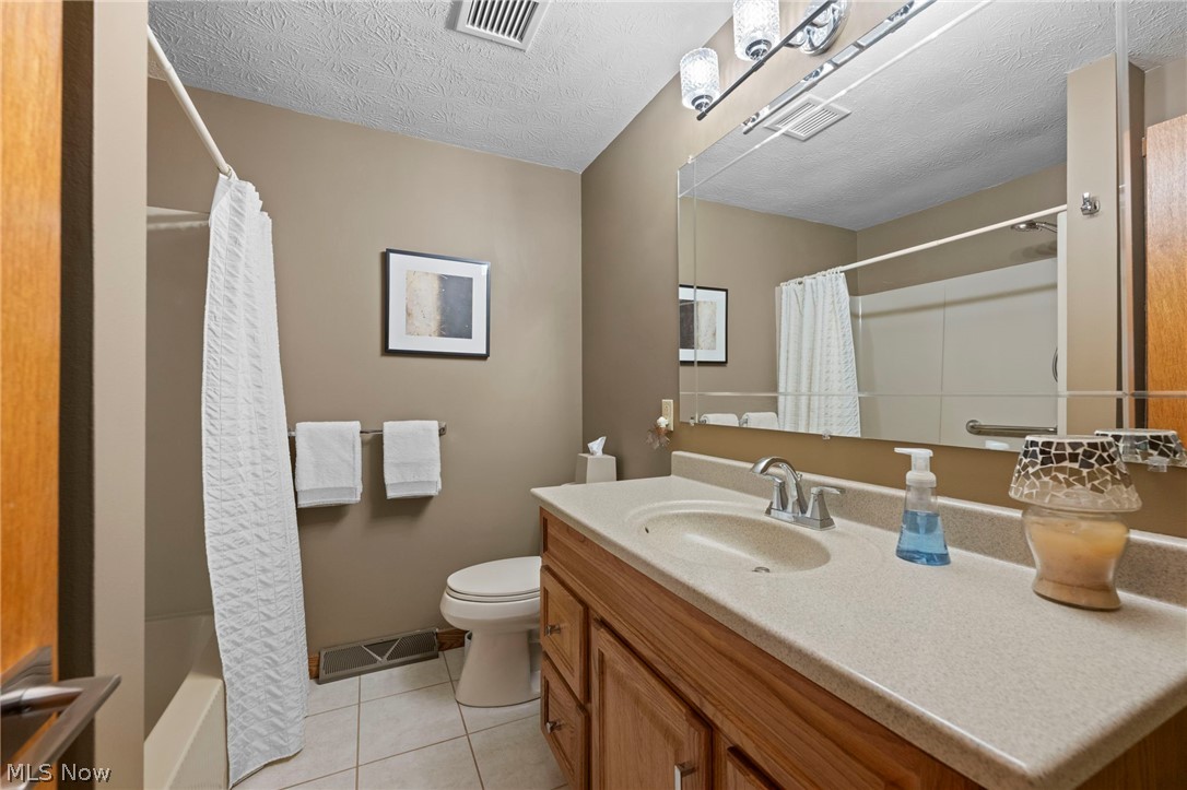12435 Pearl Road Chardon, OH 44024 - Photo 24 of 50 Full Guest Bath