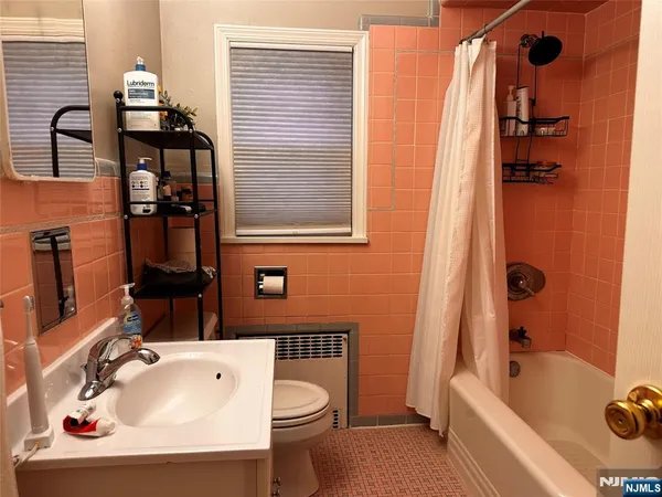 $1,800 | 295 Grove Street, Unit 2, East Rutherford, NJ 07073