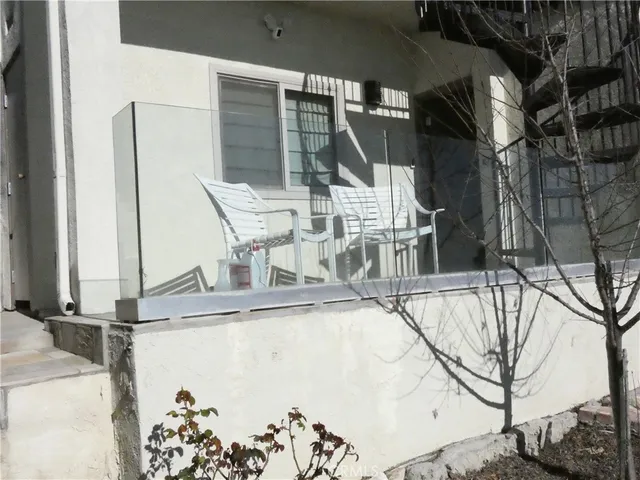 a view of entryway and kitchen
