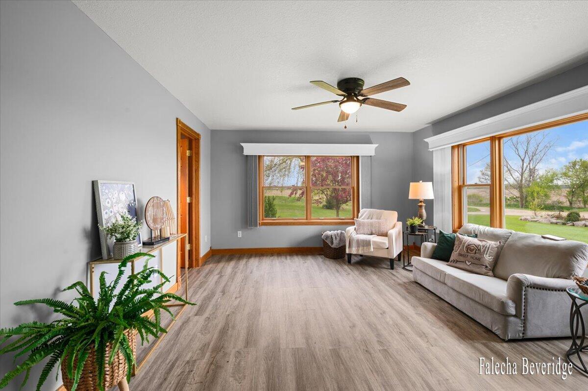 8022 East Vernon Road Clare, MI 48617 - Photo 27 of 44 Living Room