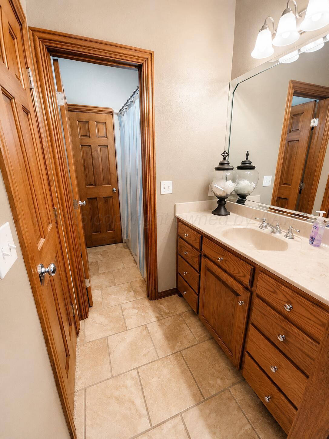 14355 Southeast Se Loop Perryton, TX 79070 - Photo 17 of 33 Private Vanity and Closet for Bed 3