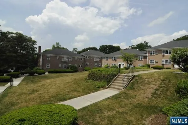 $2,650 | 5 Heights Road, Unit O2, Ridgewood, NJ 07450