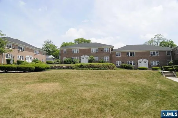 $2,650 | 5 Heights Road, Unit O2, Ridgewood, NJ 07450