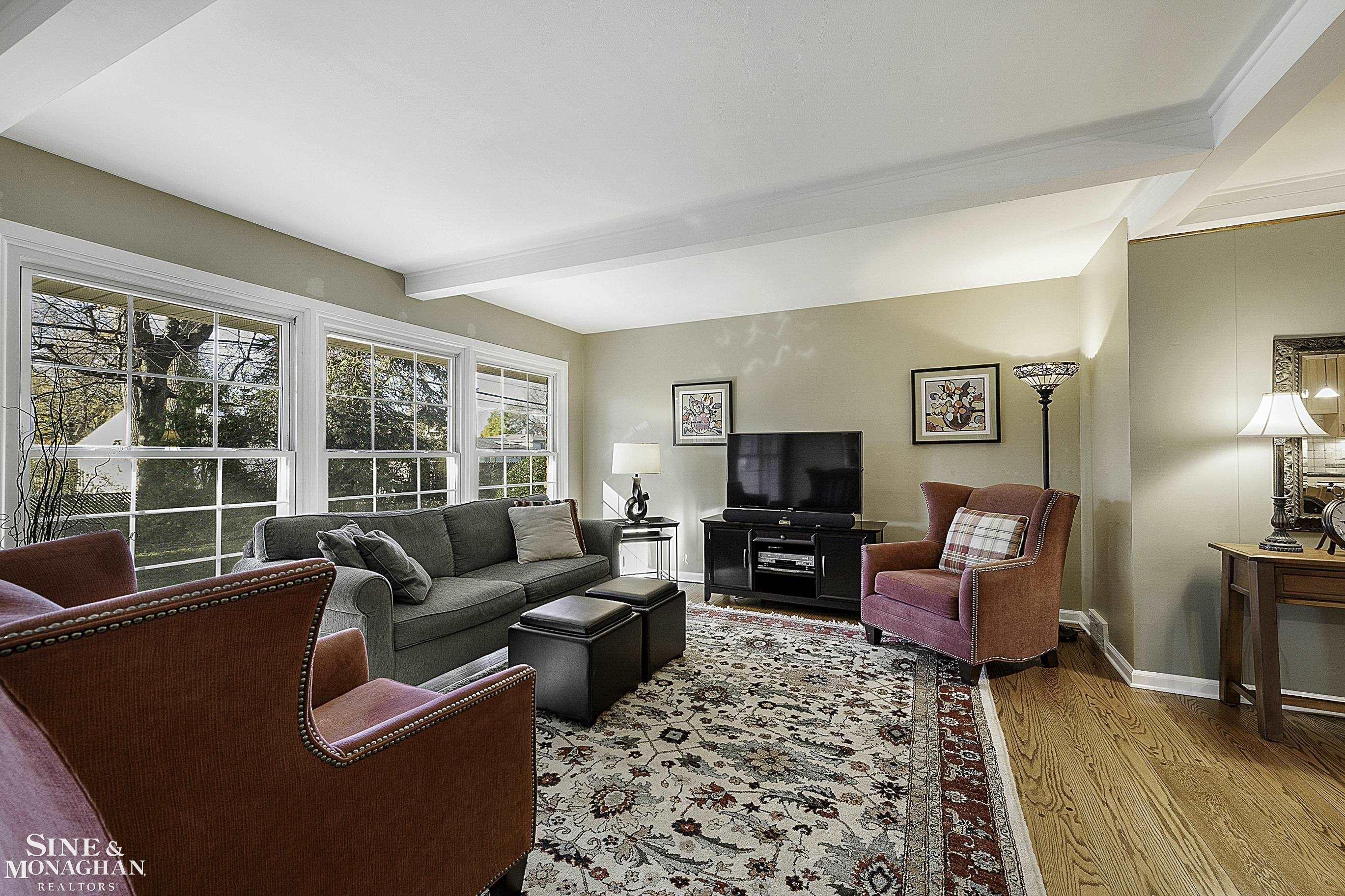 533 Hawthorne Road Grosse Pointe, MI 48236 - Photo 3 of 49 50095488-2.JPG