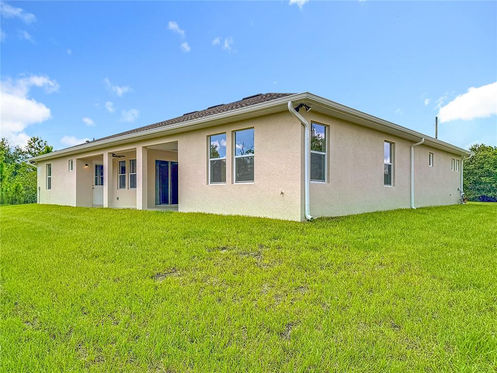 19424 Oakleaf Street Orlando, FL 32833 - Photo 41 of 43 a view of a backyard of the house