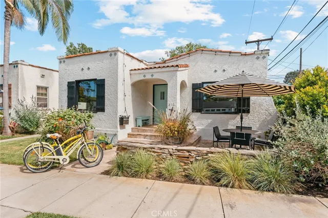 $1,199,999 | 816 11th Street, Huntington Beach, CA 92648