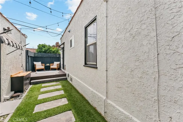 $1,199,999 | 816 11th Street, Huntington Beach, CA 92648