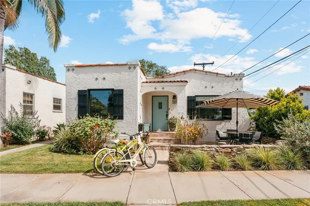 $1,199,999 | 816 11th Street, Huntington Beach, CA 92648