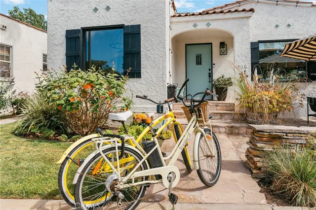 $1,199,999 | 816 11th Street, Huntington Beach, CA 92648