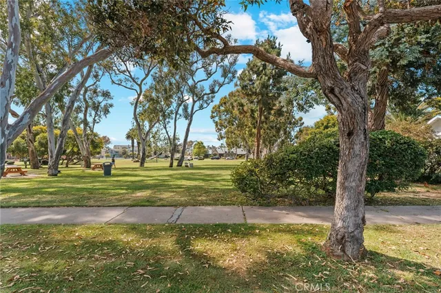 $1,199,999 | 816 11th Street, Huntington Beach, CA 92648