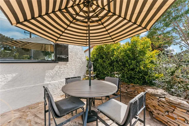 $1,199,999 | 816 11th Street, Huntington Beach, CA 92648