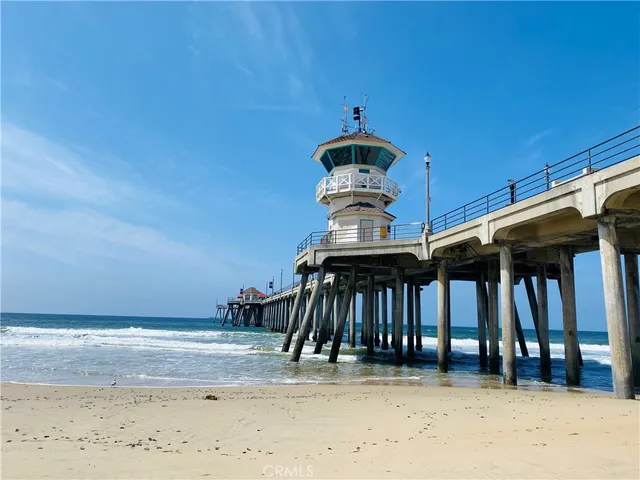 $1,199,999 | 816 11th Street, Huntington Beach, CA 92648