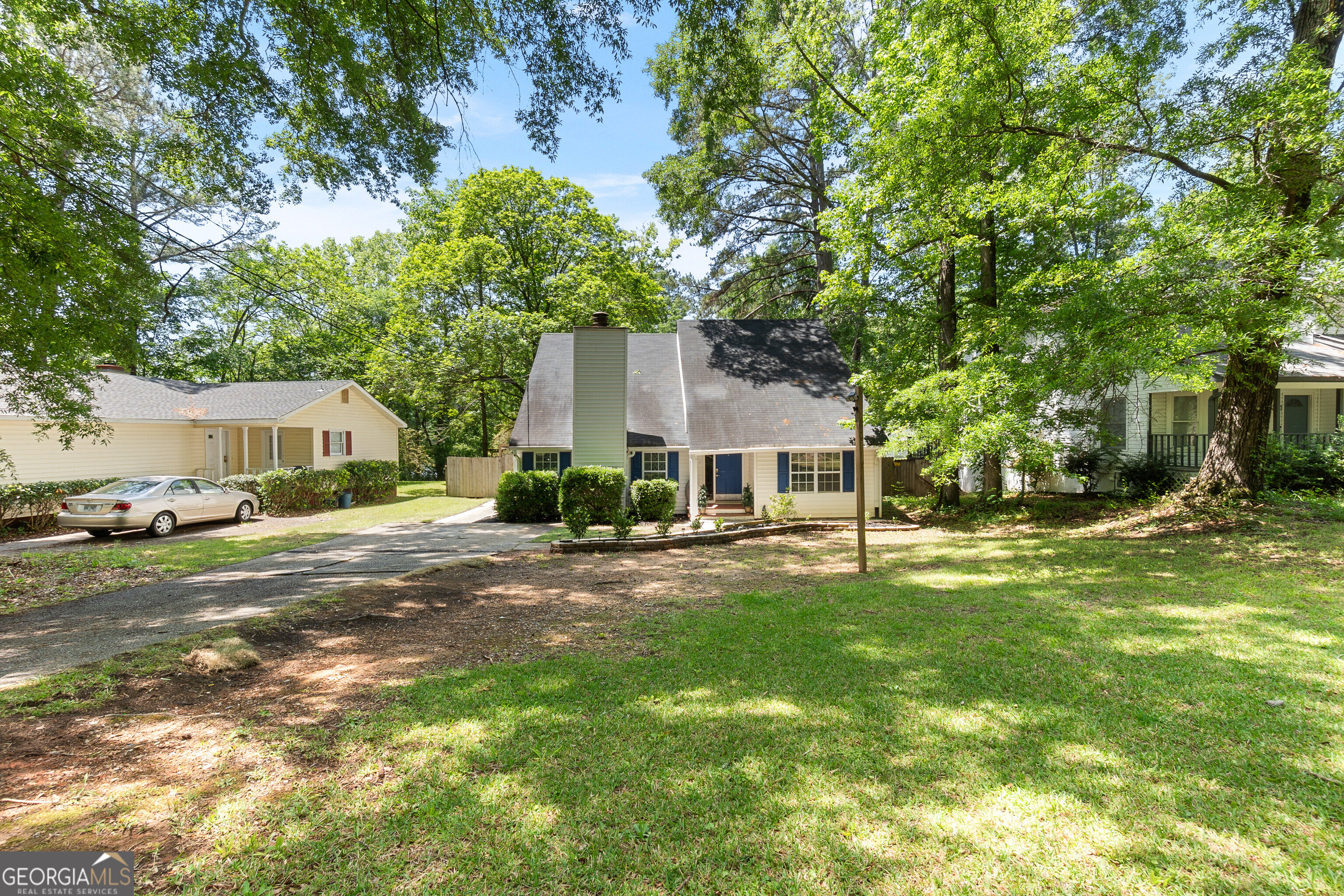 285 Edgewater Drive Macon, GA 31220 - Photo 4 of 66 a front view of a house with a garden and trees