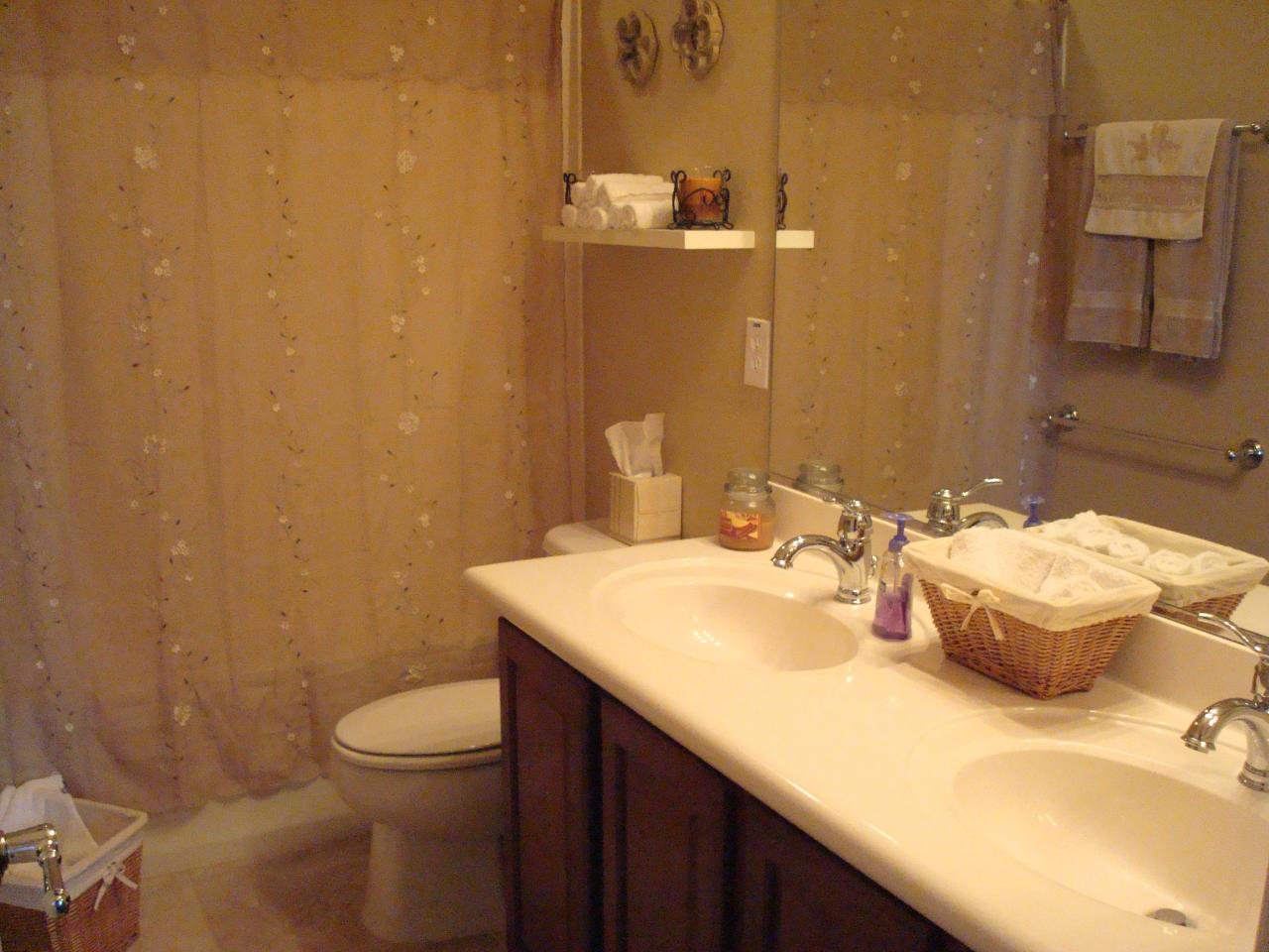 1915 West Steed Ridge Phoenix, AZ 85085 - Photo 7 of 11 Guest bath