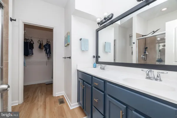 a en suite bathroom with a sink and mirror