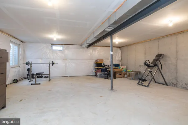 a view of livingroom with furniture