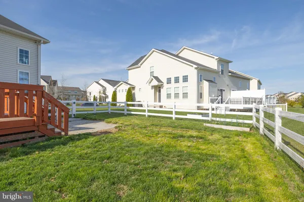 a view of a house with backyard