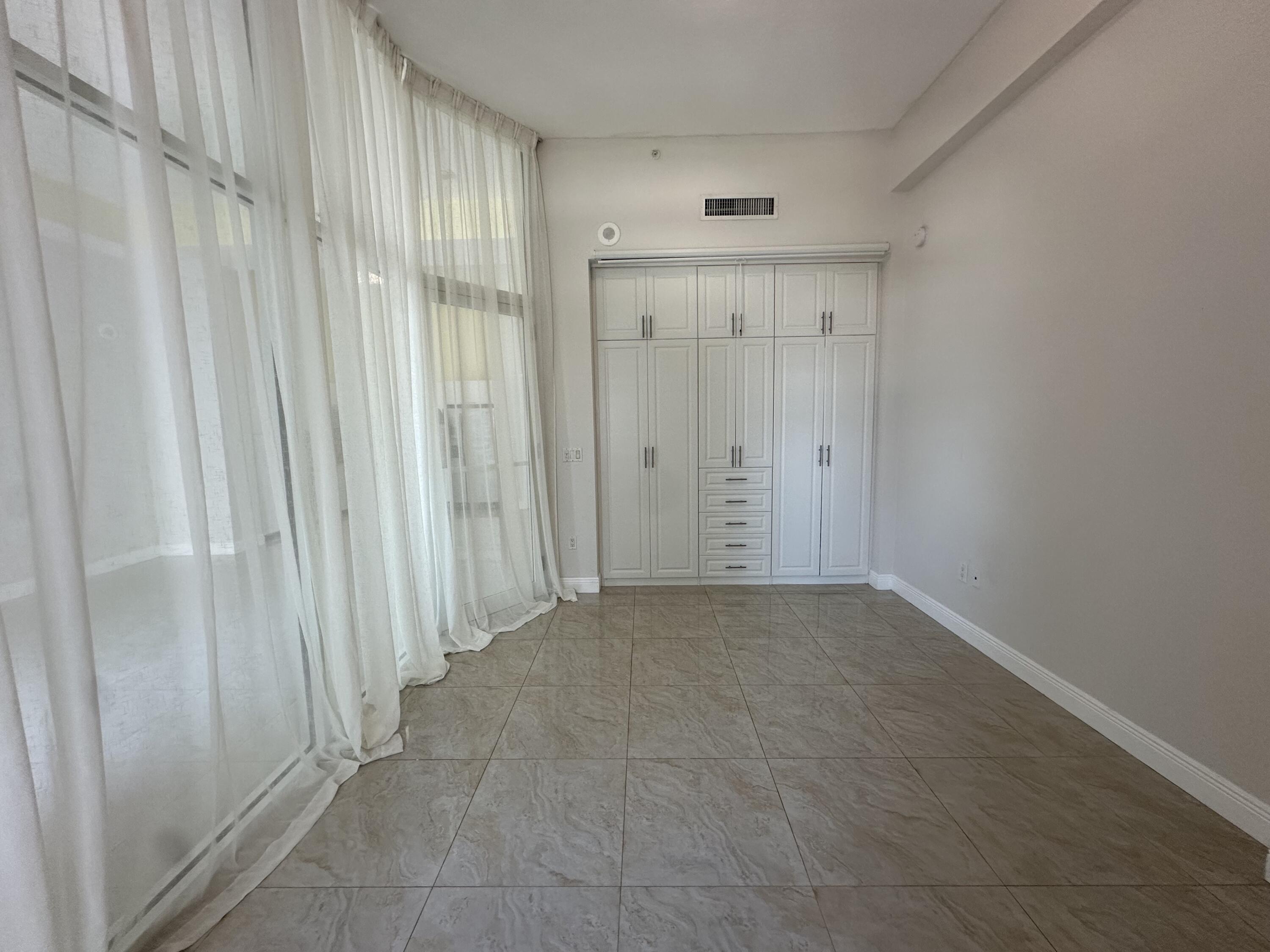 234 Northeast 3rd Street, Unit UPH06 Miami, FL 33132 - Photo 10 of 12 IMG_6238