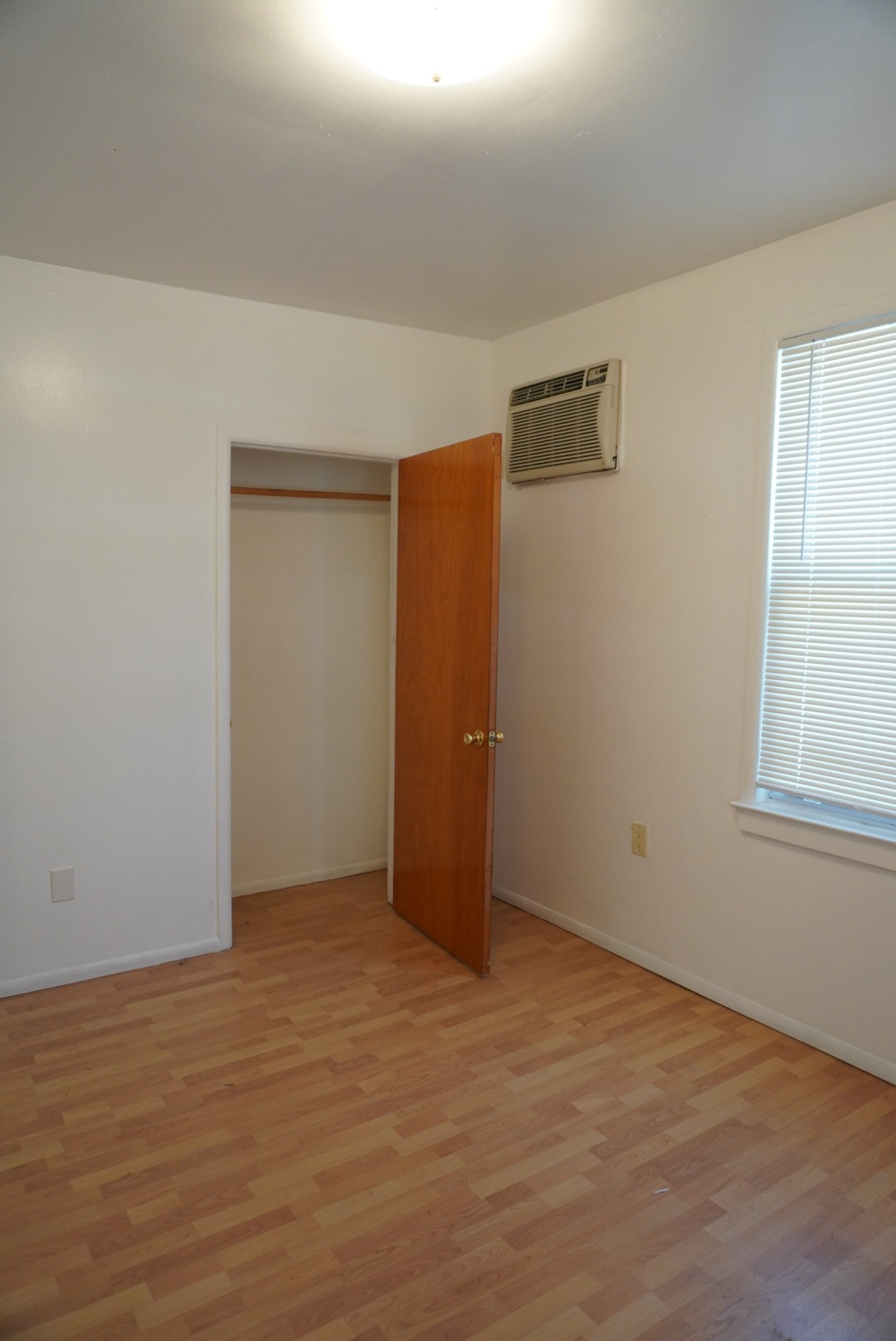 441 Castleton Avenue, Unit 2 Staten Island, NY 10301 - Photo 8 of 10 an empty room with windows
